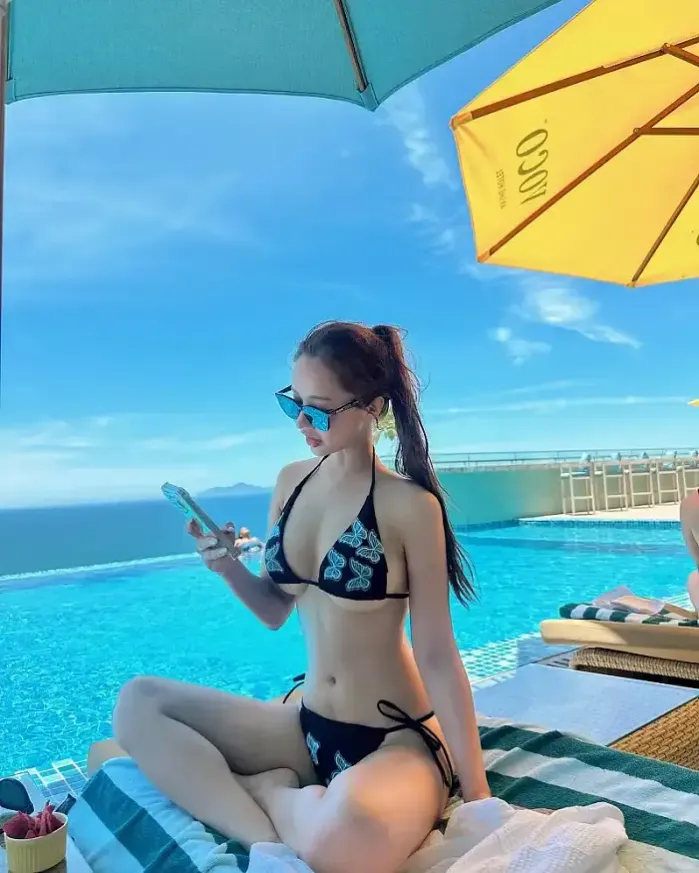 푸른바닷가에 어울리는 비키니의 아가씨