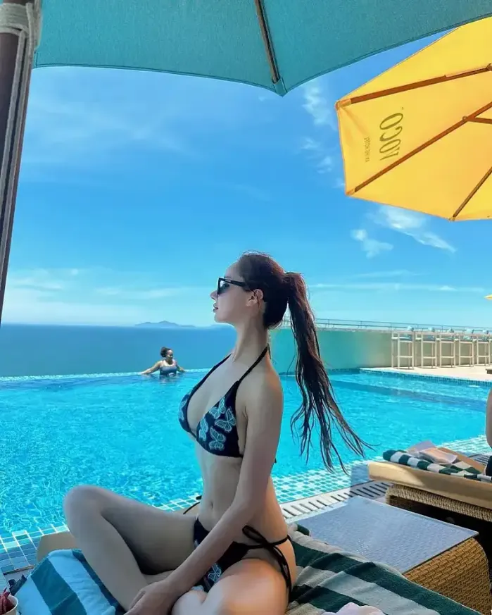푸른바닷가에 어울리는 비키니의 아가씨