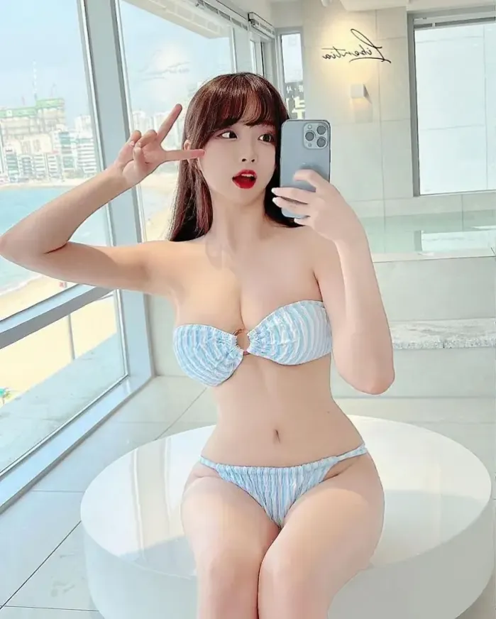 코코의 파스텔블루 비키니