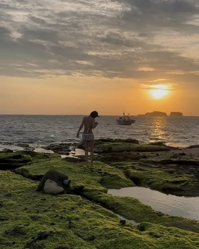 바다로 다가가는 슬랜더녀