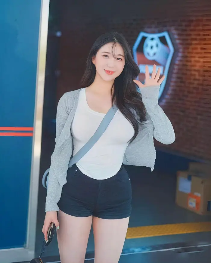 운동하는 수원특례시 김현영 치어리더 시스루