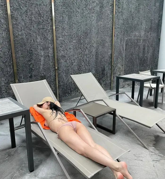 타투가 돋보이는 비키녀