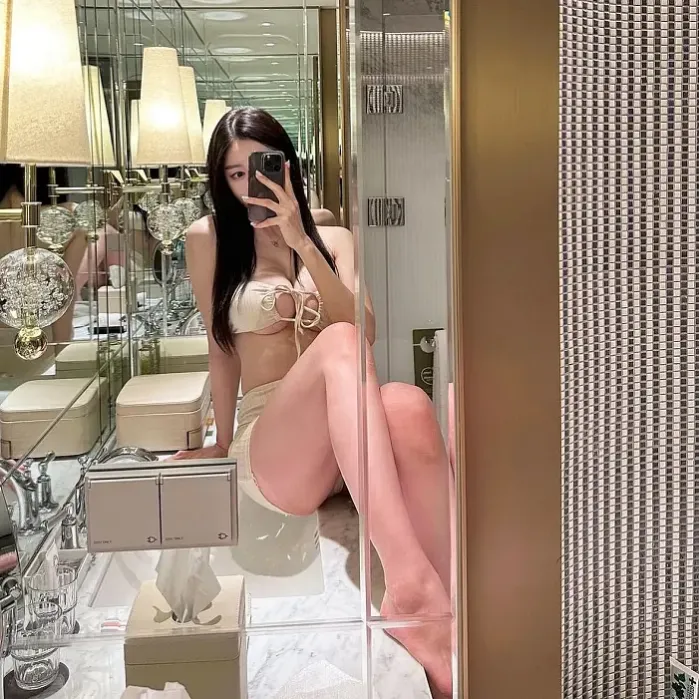 예술적인 몸매의 수영복녀