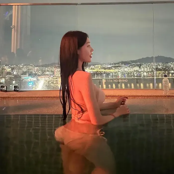 예술적인 몸매의 수영복녀