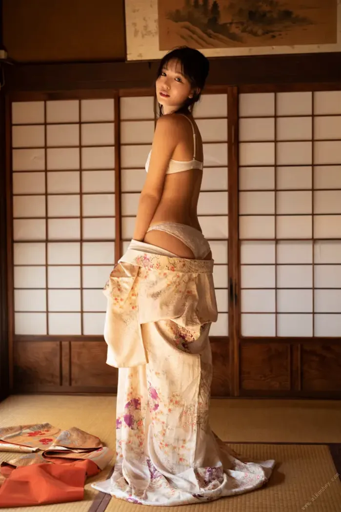 다다미방에서 유혹하는 일본녀