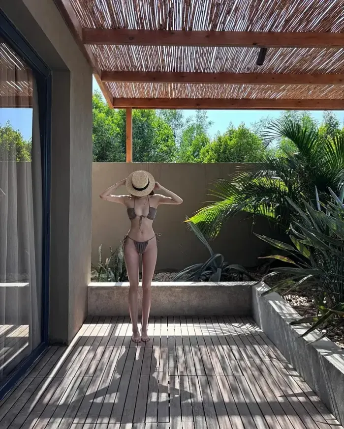 가슴은 슬랜더하지 않은 비키니녀