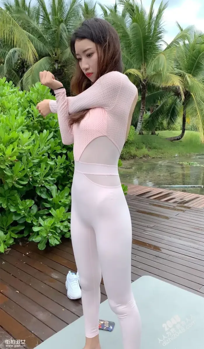 속 비치는 핑크 타이즈 전신에 두른 미모의 요가녀