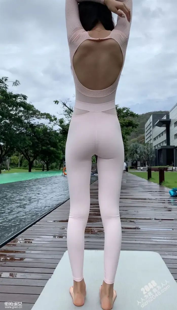 속 비치는 핑크 타이즈 전신에 두른 미모의 요가녀