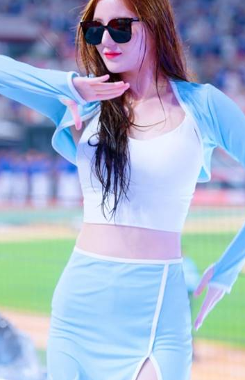 물에 젖은 머리카락 흰나시 하늘색 치마 김해리 치어리더 Kim HaeRi