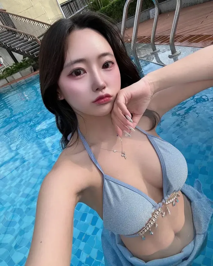 블루를 좋아하는 화려한 비키니녀