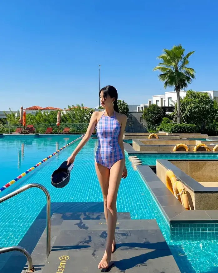 핑크블루 수영복의 발랄함