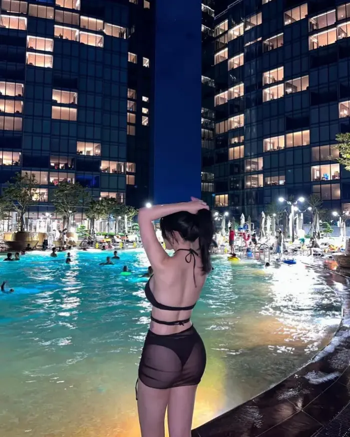 지연 여름밤의 수영장