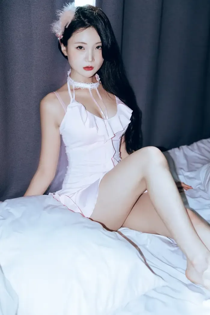 Hanseul 한슬, PhotoBook 「Black Swan」 Set.01