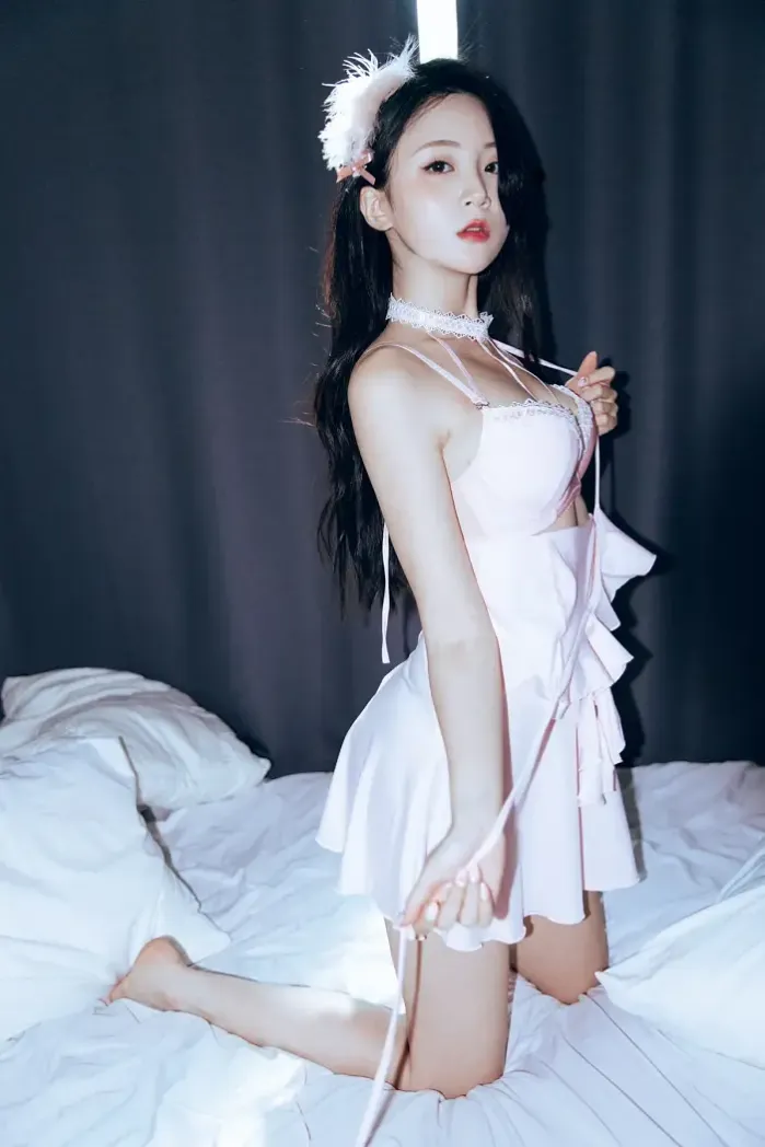 Hanseul 한슬, PhotoBook 「Black Swan」 Set.02