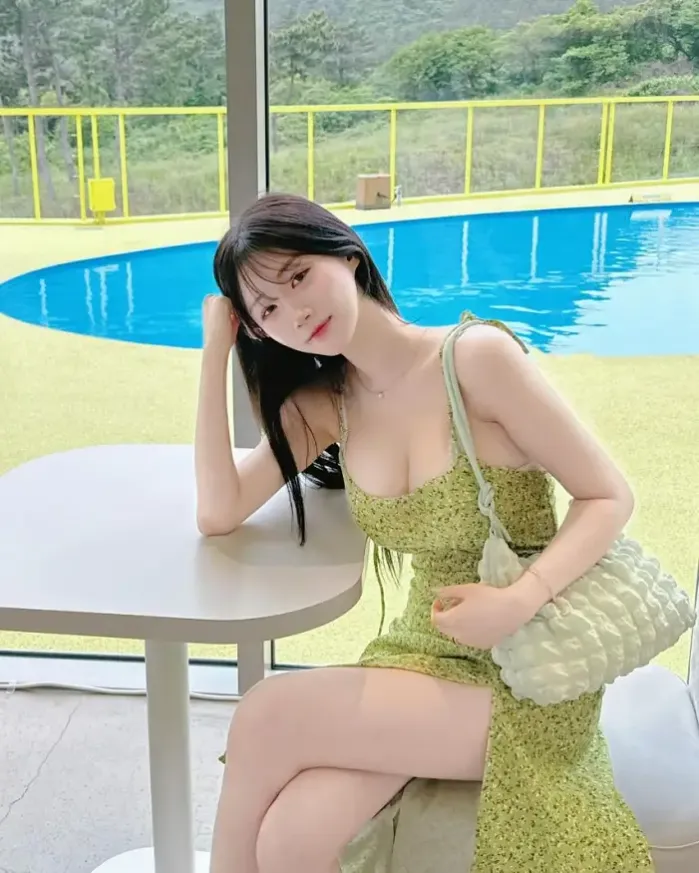 피부가 눈이부시게 하얀 누나